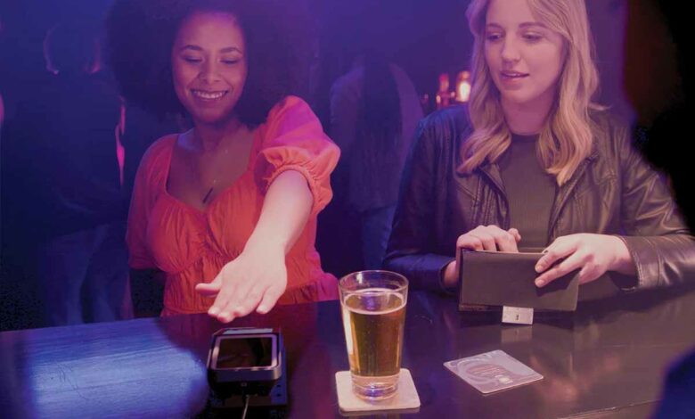 Comment le barman sait-il qu'un client a l'âge légal pour consommer de l'alcool ?