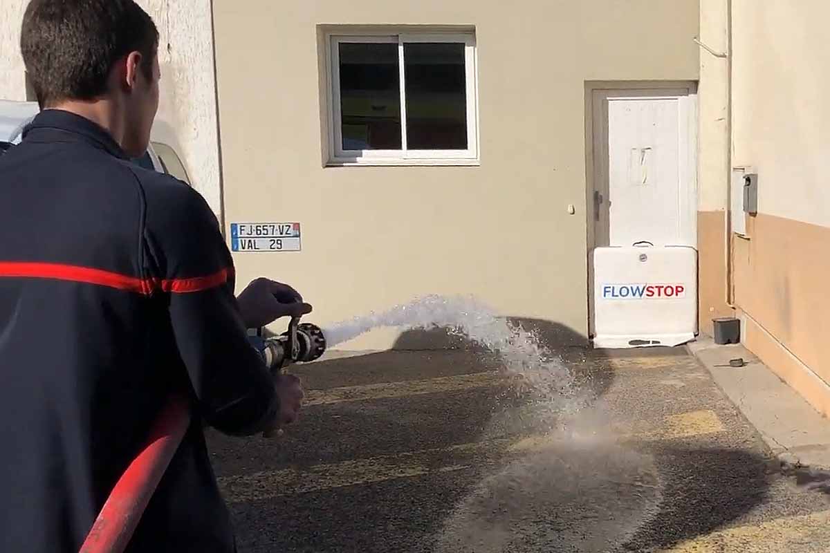 Test du FlowStop avec les pompiers et un jet d'eau de 7 bars.