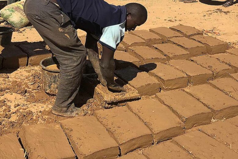 Production des briques au Niger