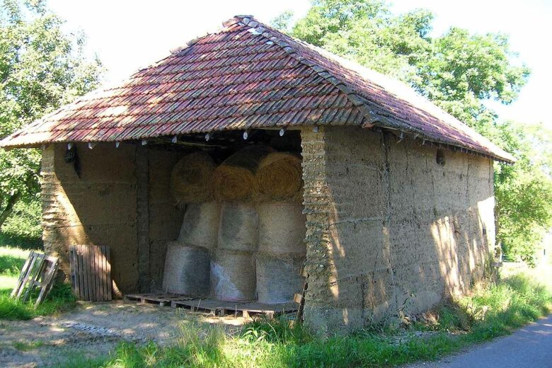 Grange en pisé à Chassignieu, Isère, France.