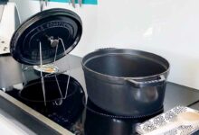 Couv'easy, un support qui vous assiste en cuisine pour poser proprement votre couvercle.