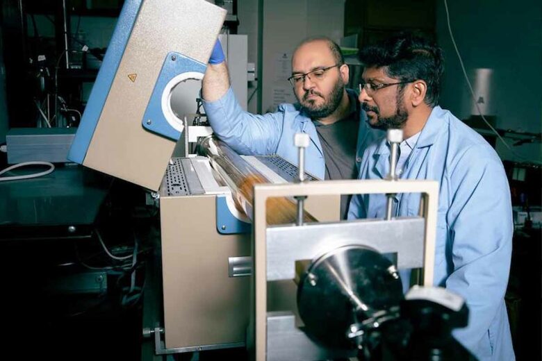 Navid Attarzadeh, à gauche, et Ramana Chintalapalle, à droite, inventent un électrocatalyseur 3D à base de nickel pour produire de l'hydrogène à partir de l'eau.
