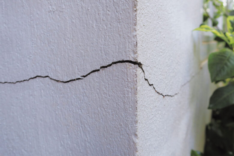 Une fissure dans le mur d'une maison causée par une sécheresse excessive.