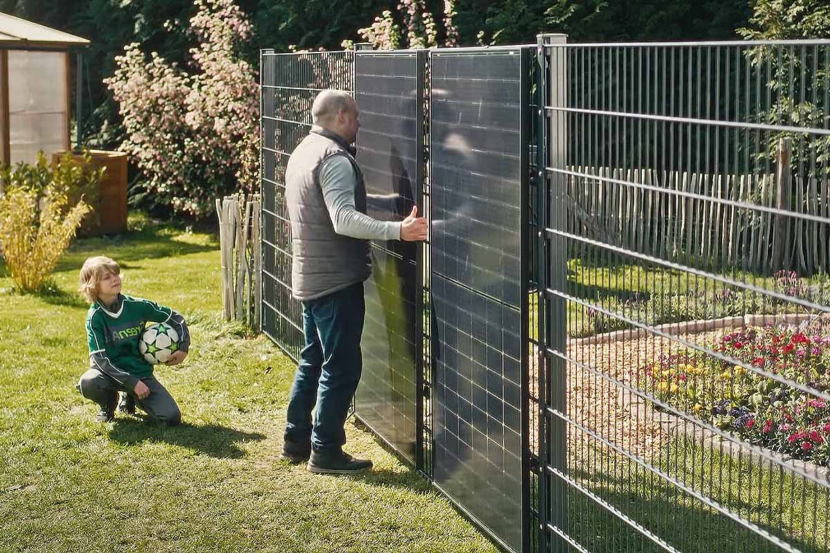 Un panneau solaire qui s'installe en 5 minutes.