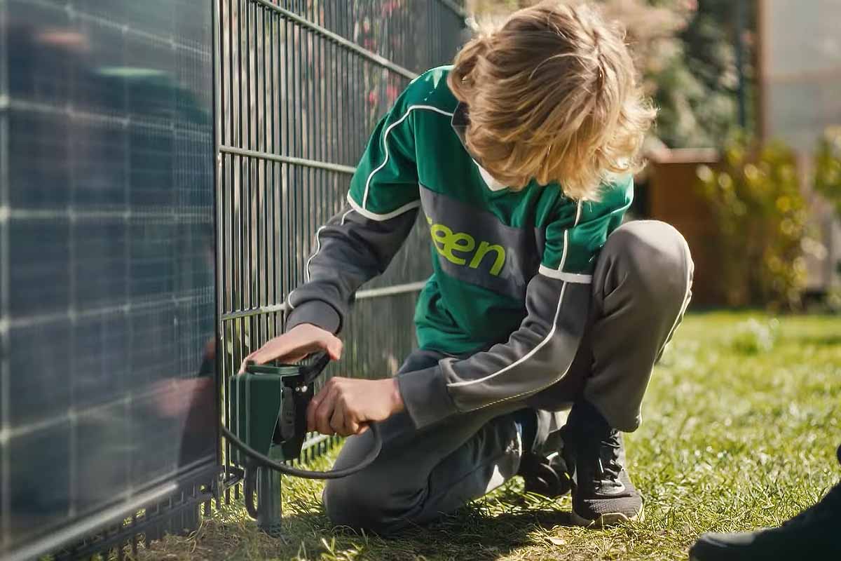 Greenakku invente un panneau solaire « prêt à l'emploi » qui s'installe en  5 min sur une clôture de jardin - NeozOne