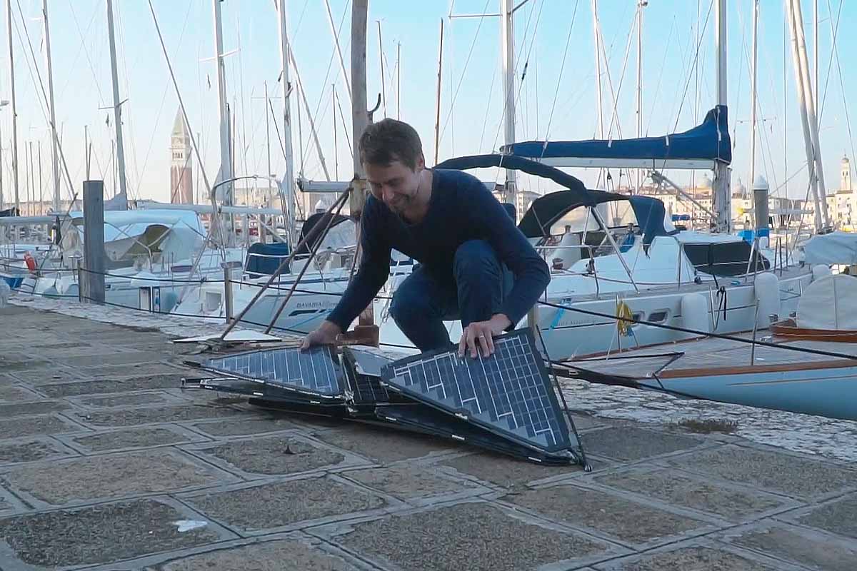 Mettre à La Main Un Panneau Solaire Photovoltaïque Dans Une Tirelire Avec  Un Chapeau De Père Noël Isolé Sur Fond Orange. Image Conceptuelle.