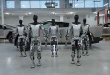Plusieurs robots entièrement fabriqués par Tesla.