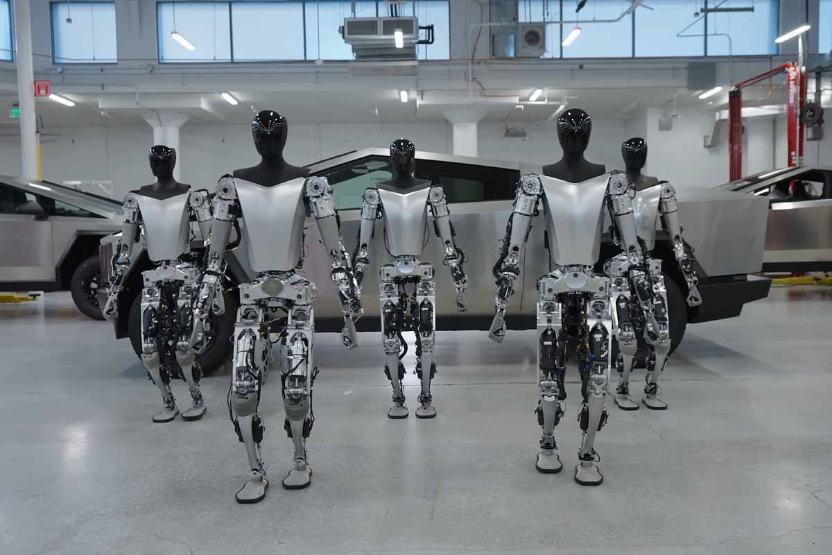 Plusieurs robots entièrement fabriqués par Tesla.