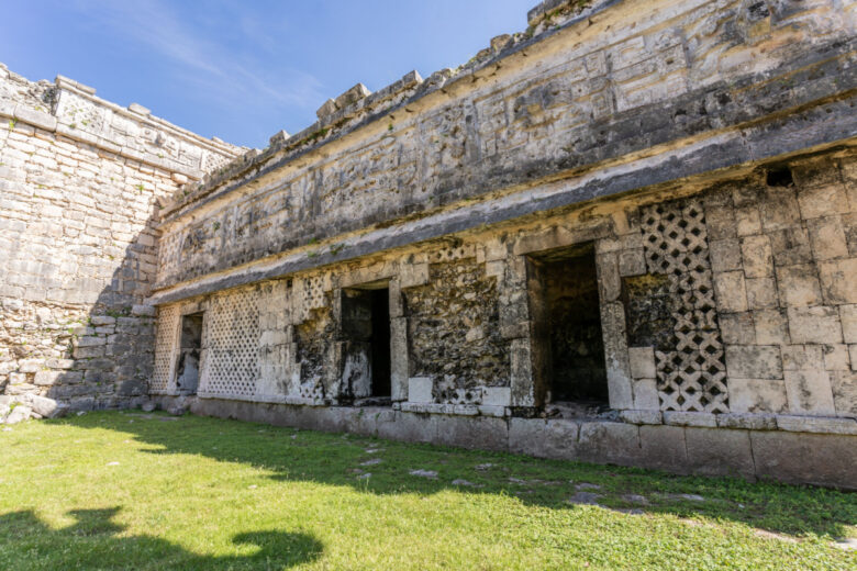 Les ruines d'une belle pyramide dans la zone archéologique de Chichen Itza au Mexique.