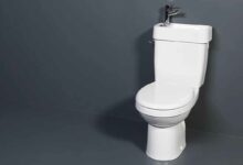 Au bout du rouleau, il invente un kit de WC à la japonaise, avec