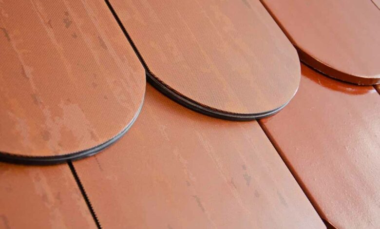 Une tuile solaire en céramique pour produire de l'électricité.