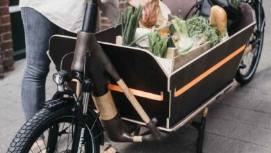 Un vélo cargo électrique en lin et en bambou.