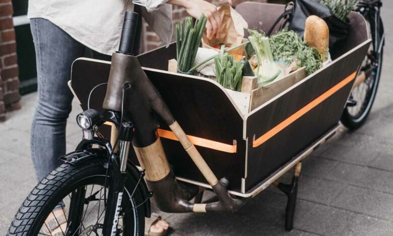 Un vélo cargo électrique en lin et en bambou.