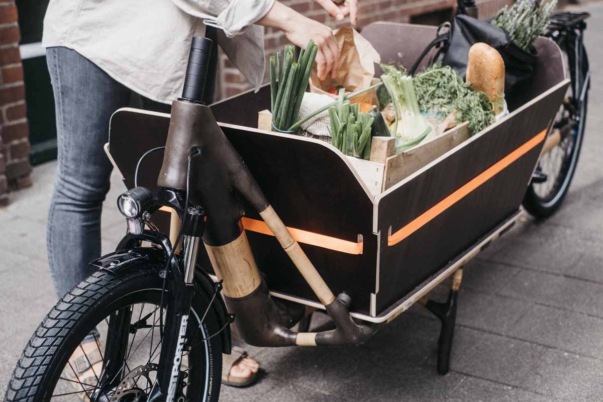 Un vélo cargo électrique en lin et en bambou.