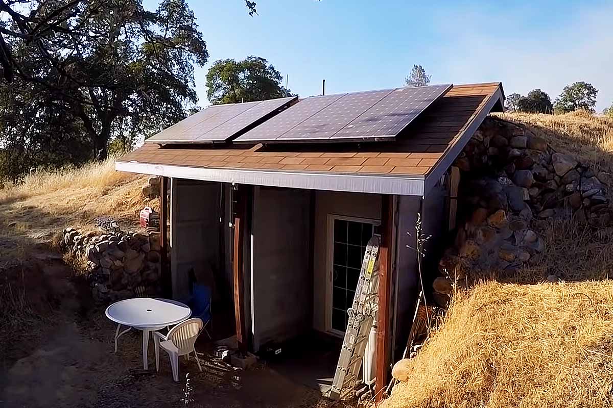 Une maison container refroidie par la terre.