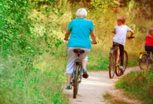 Pratiquer du vélo, le secret de longévité de cette centenaire.