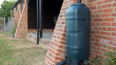 L'installation d'un récupérateur d'eau de pluie sur une gouttière.