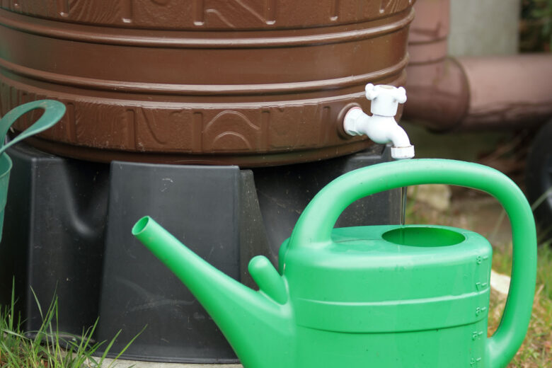 L'installation d'un récupérateur d'eau de pluie pour le jardin.