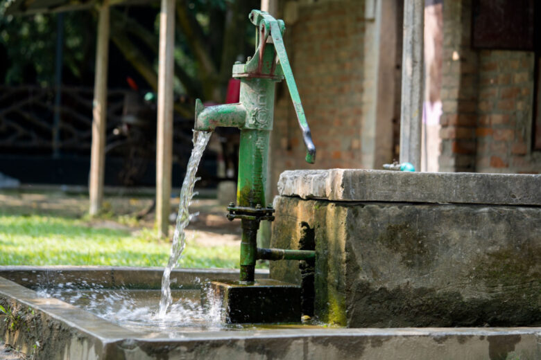 Une pompe à eau manuelle sur un puits d'eau.