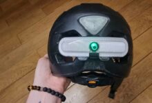 Un kit pour ajouter des feux stop et clignotants sur un casque.