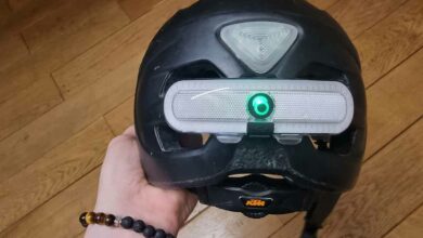 Un kit pour ajouter des feux stop et clignotants sur un casque.