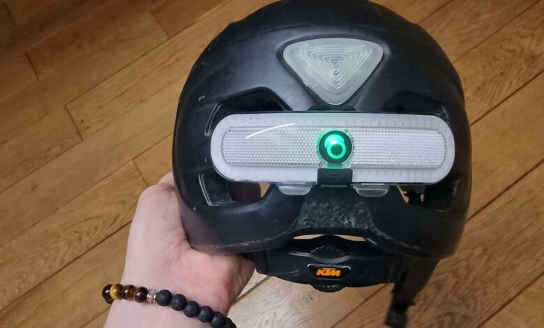 Un kit pour ajouter des feux stop et clignotants sur un casque.