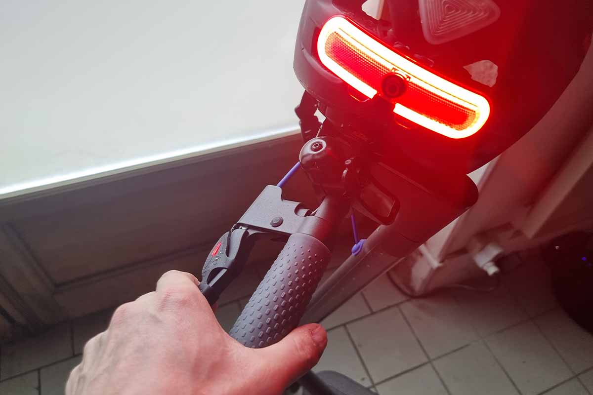 Des casques avec feux stop et clignotants pour les cyclistes et  trottinettistes 