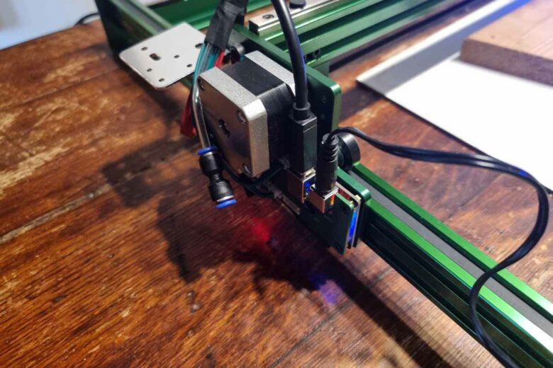 la première machine de gravure laser sur le marché capable de travailler sur quatre axes.