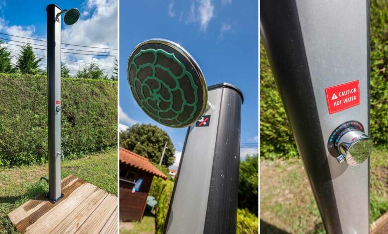 La douche solaire en acier avec rince pieds et réservoir de 35 L