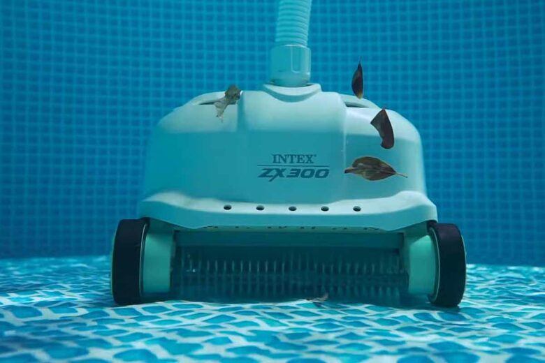 Grâce à ses brosses de nettoyage rotatives, le ZX300 est capable d'éliminer efficacement les saletés les plus résistantes, y compris celles situées le long de la ligne d'eau.