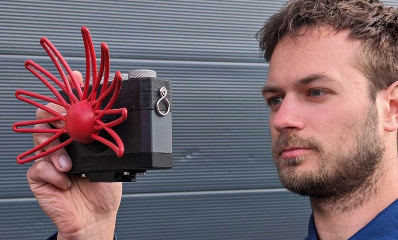 Bjørn Karmann, un créateur danois, aurait récemment conçu un dispositif photographique qui se base exclusivement sur une intelligence artificielle pour fonctionner.