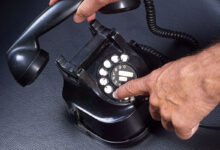 Un vieux téléphone en bakélite.