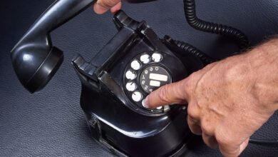 Un vieux téléphone en bakélite.