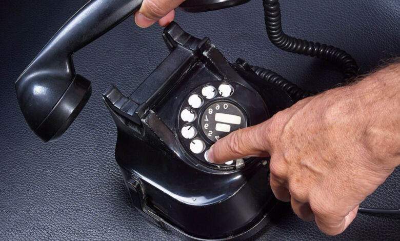 Un vieux téléphone en bakélite.