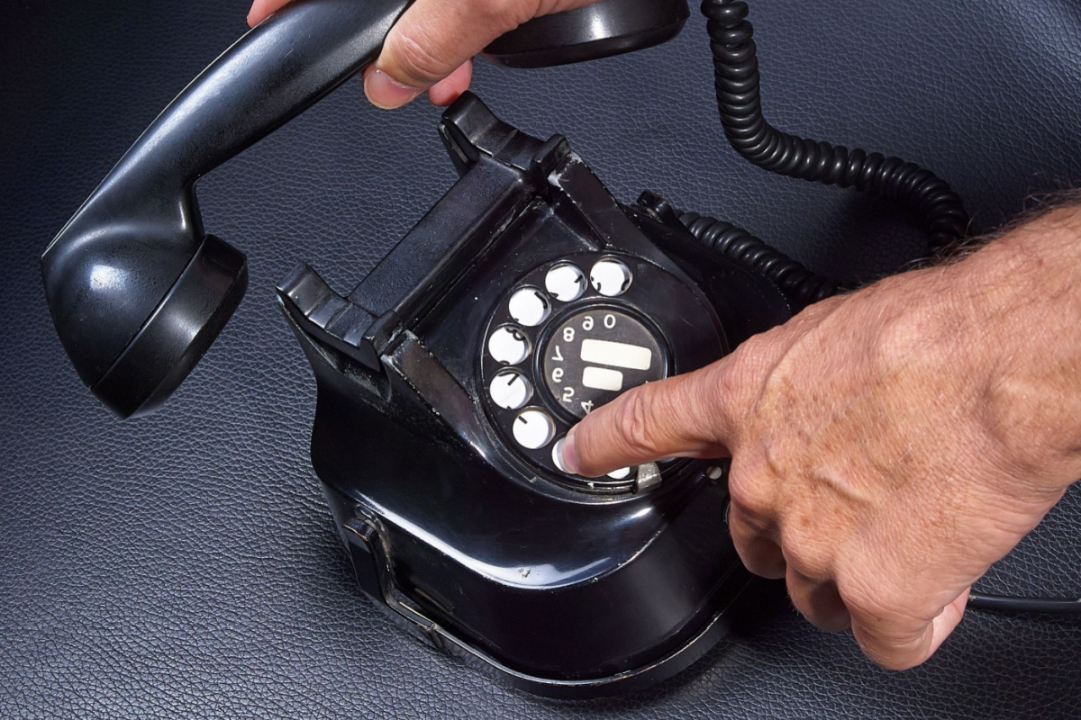 Un vieux téléphone en bakélite.