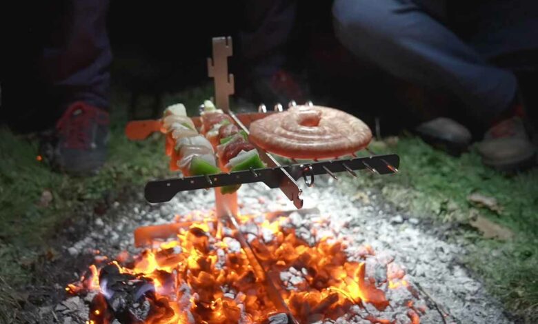 L'invention d'un système de gril, peu encombrant, pliable et lavable en machine à laver la vaisselle