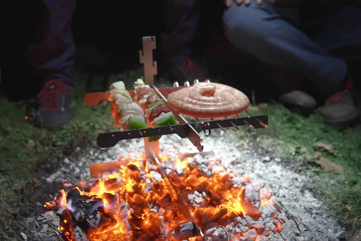 L'invention d'un système de gril, peu encombrant, pliable et lavable en machine à laver la vaisselle