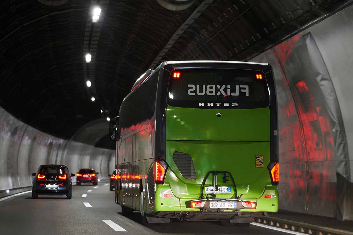 L'invention d'un béton photocatalytique capable d'éliminer efficacement les particules fines sur les routes.