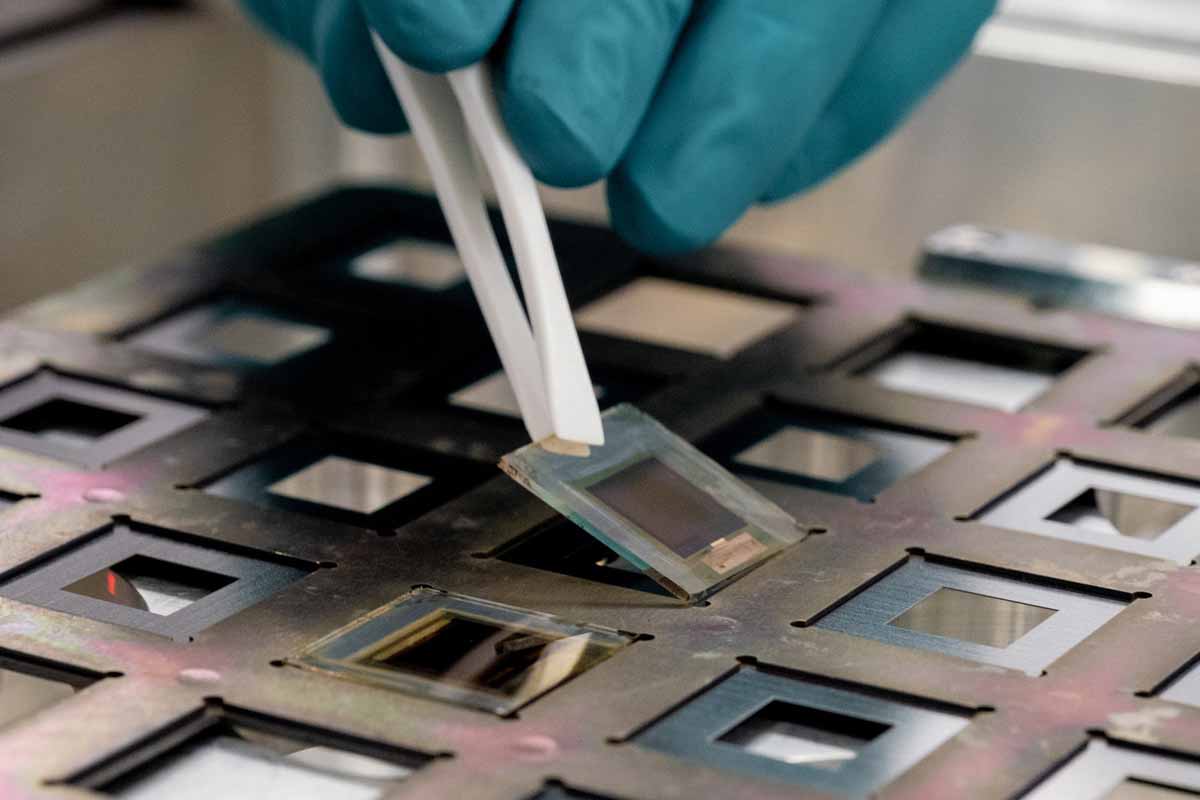 Ce record a été rendu possible grâce à l'intégration réussie d'un nouveau matériau d'interface dans les cellules solaires à pérovskite.