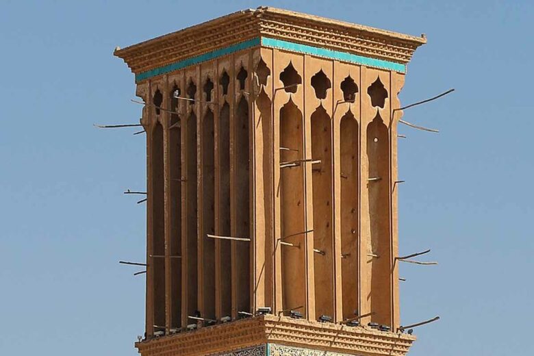L'intérieur de la tour est divisé en plusieurs conduits verticaux, facilitant ainsi la circulation de courants descendant (apportant de l'air frais) et ascendant (évacuant l'air chaud) .Complexe Ganjali Khan, à Kerman (Iran).