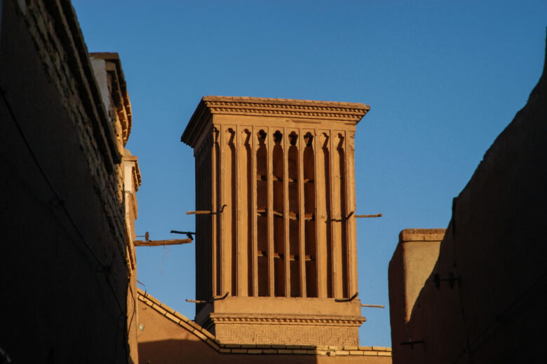 Les badguirs sont des structures verticales semblables à de vastes cheminées, munies de fentes étroites en hauteur sur leur façade supérieure. Ces fentes sont conçues pour capturer les vents et les orienter vers l'intérieur du bâtiment, permettant ainsi de le rafraîchir.