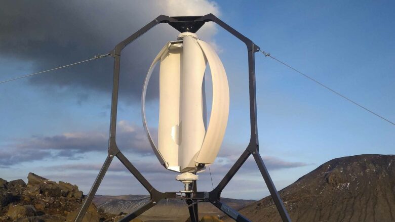 L'entreprise islandaise ICEWIND a mis au point une petite éolienne à axe vertical qui pourrait alimenter des tours de télécommunications et d'autres infrastructures relativement éloignées.