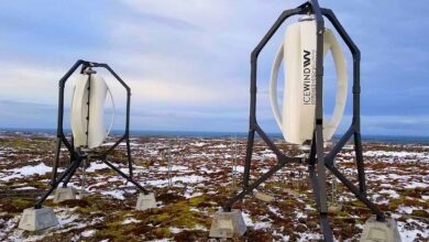 Deux éoliennes RW500 installées sur la péninsule de Reykjanes en Islande. Ces turbines fourniront une alimentation de secours pour les tours de télécommunications.