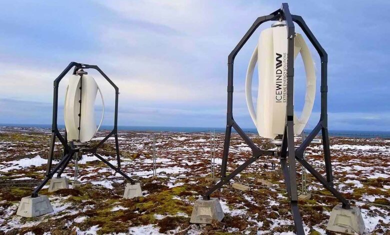 Deux éoliennes RW500 installées sur la péninsule de Reykjanes en Islande. Ces turbines fourniront une alimentation de secours pour les tours de télécommunications.