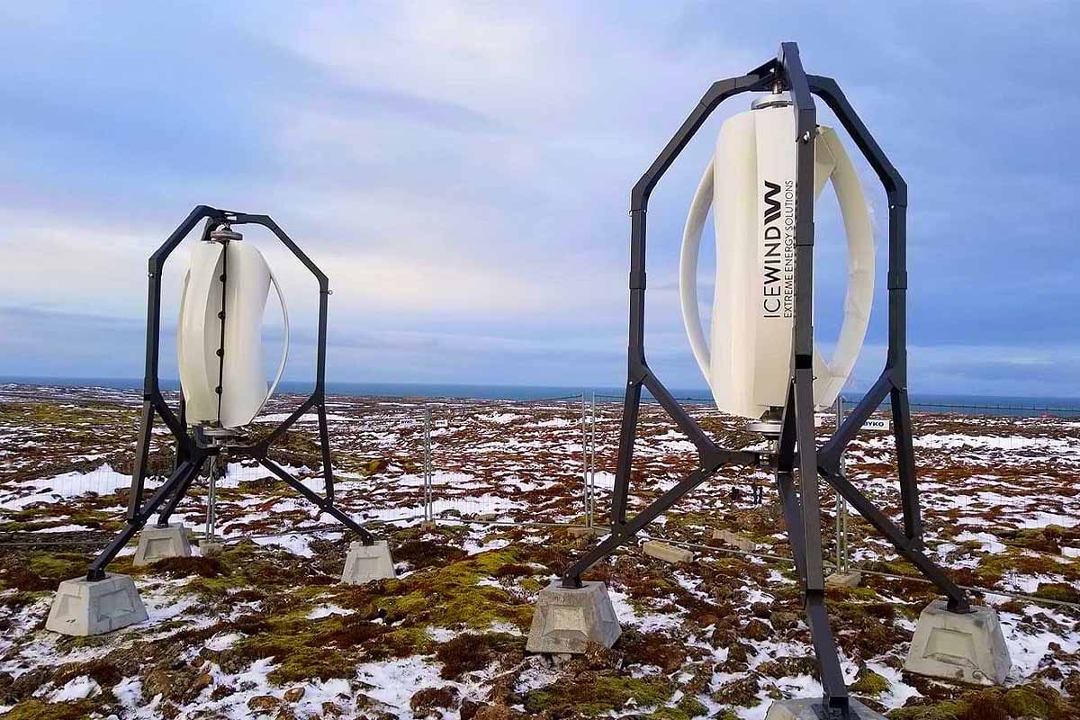 Deux éoliennes RW500 installées sur la péninsule de Reykjanes en Islande. Ces turbines fourniront une alimentation de secours pour les tours de télécommunications.