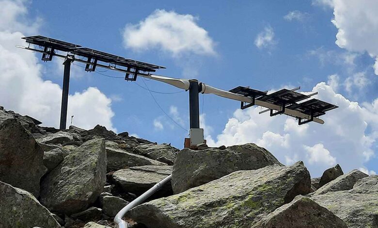 L'Office fédéral de l'armement (armasuisse) s'engage dans la transition énergétique en adoptant des sources d'énergie renouvelable ! Dans le cadre des projets de construction militaire de la Confédération, il est prévu d'installer une centrale de production d'énergie dans la région de Surselva (GR). Cette installation sera équipée d'une petite éolienne et de panneaux solaires bifaciaux, ce qui permettra de fournir de l'électricité à une quinzaine de ménages. Ainsi, l'armasuisse contribuera à la production d'énergie propre et durable pour la communauté locale.