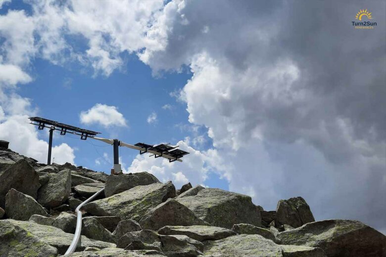 La combinaison de l'éolien et du solaire dans une installation unique entre dans sa phase de test dans les Alpes suisses. Cette installation, qui comprend à la fois une petite éolienne et des panneaux solaires, est en cours d'évaluation pour déterminer son efficacité dans la production d'énergie renouvelable. Située dans un environnement alpin propice, cette expérimentation permettra de mieux comprendre les avantages et les défis liés à l'utilisation simultanée de ces deux sources d'énergie dans un contexte spécifique. Les résultats de ces tests aideront à évaluer la viabilité de cette approche combinée dans la région alpine suisse.