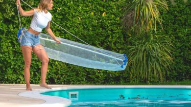 Une invention révolutionnaire pour un nettoyage rapide, efficace et sans effort de la surface et des rebords de votre piscine.