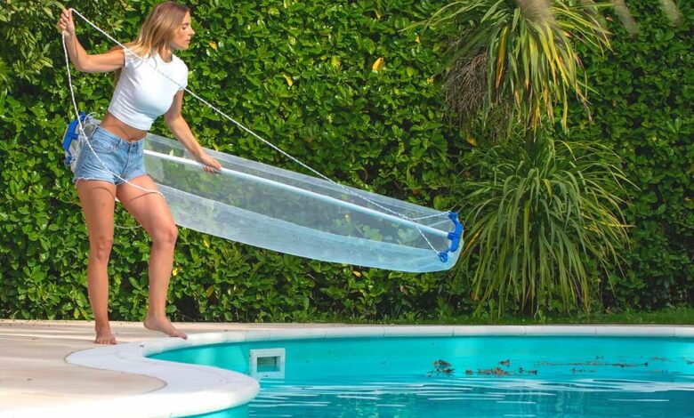 Une invention révolutionnaire pour un nettoyage rapide, efficace et sans effort de la surface et des rebords de votre piscine.