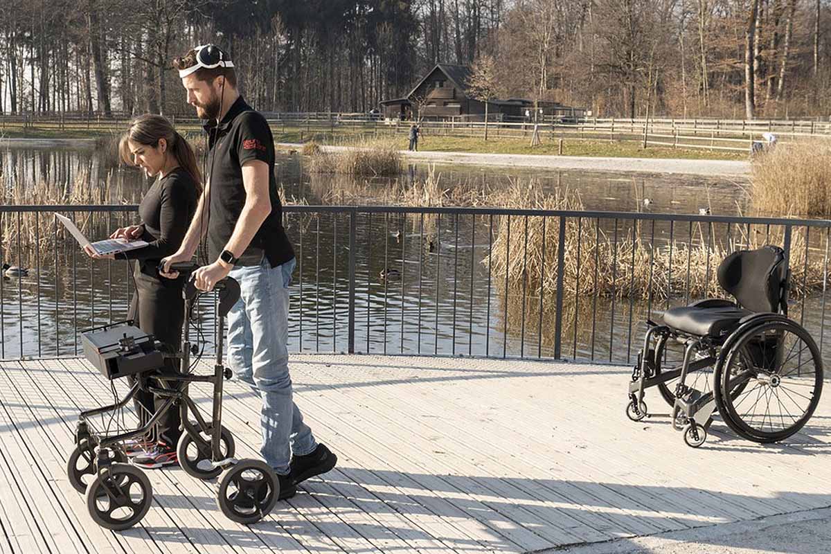 Gert-Jan et Andrea Galvez, doctorante, marchant au bord duLac de Sauvabelin à Lausanne.